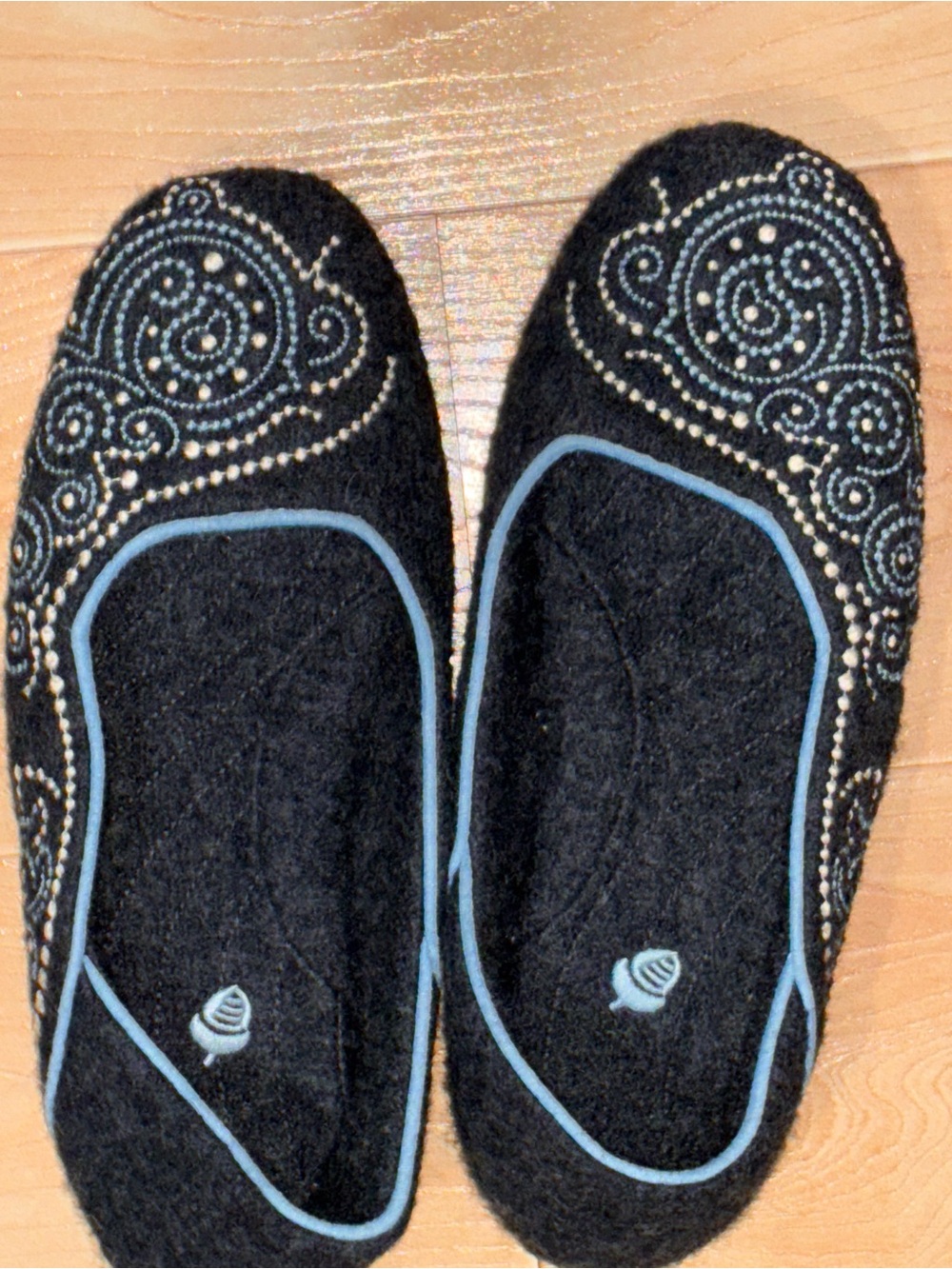 Acorn Slippers Women's Black Felt Ballet Flats with Light Blue Trim sz8
